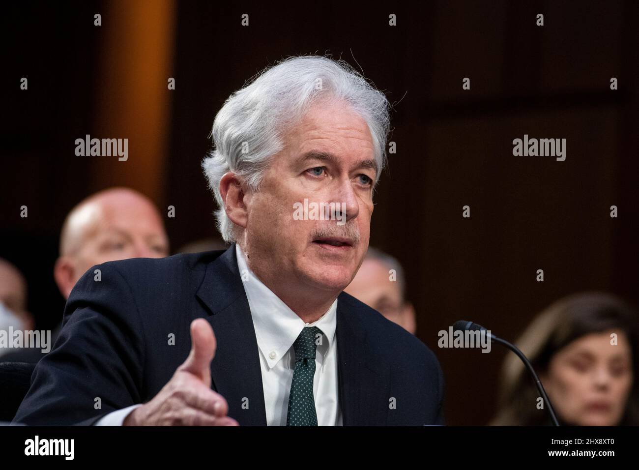Washington DC, Stati Uniti. 10th Mar 2022. William Burns, Direttore dell'Agenzia Centrale di intelligenza risponde alle domande dei senatori durante un'audizione del Comitato di selezione del Senato sull'intelligenza per esaminare le minacce di tutto il mondo, nell'edificio dell'ufficio del Senato di Hart a Washington, DC, Giovedi, 10 marzo 2022. Credit: Rod Lammey/CNP/dpa/Alamy Live News Foto Stock
