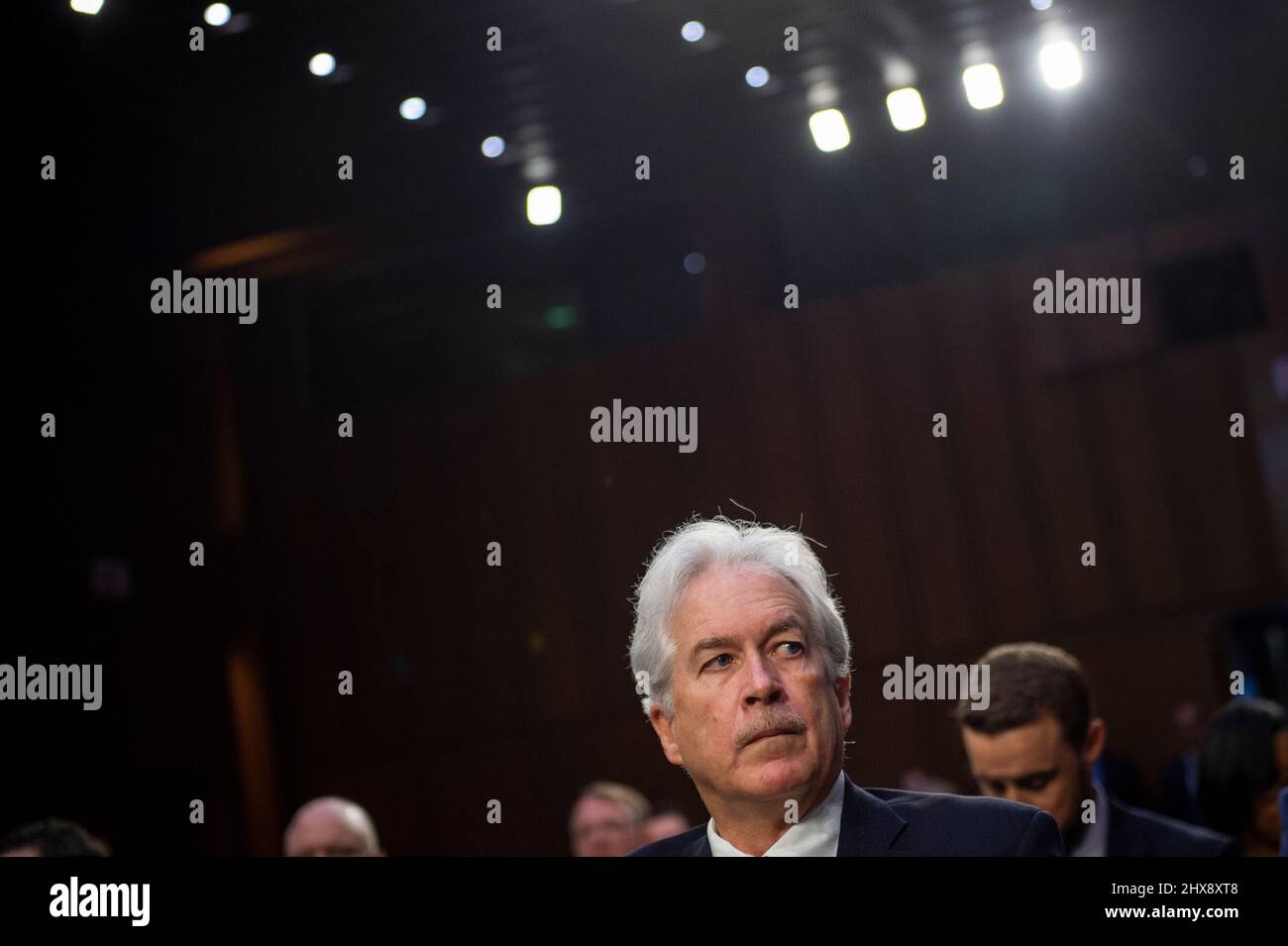 Washington DC, Stati Uniti. 10th Mar 2022. William Burns, Direttore, Central Intelligence Agency prende posto al tavolo dei testimoni durante un'audizione del Senato Select Committee on Intelligence per esaminare le minacce a livello mondiale, nell'edificio dell'ufficio del Senato di Hart a Washington, DC, giovedì 10 marzo 2022. Credit: Rod Lammey/CNP/dpa/Alamy Live News Foto Stock