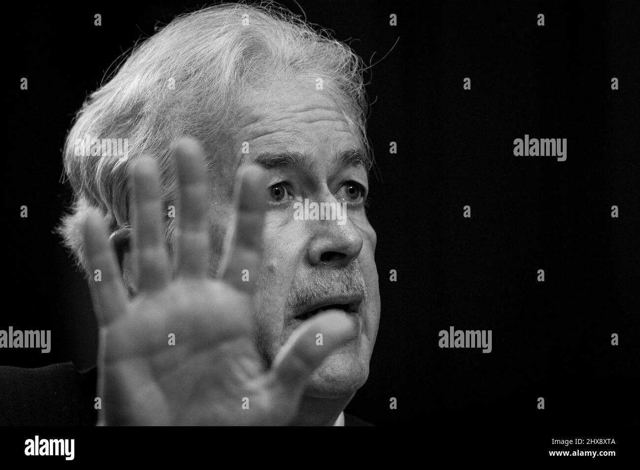 Washington DC, Stati Uniti. 10th Mar 2022. William Burns, Direttore dell'Agenzia Centrale di intelligenza risponde alle domande dei senatori durante un'audizione del Comitato di selezione del Senato sull'intelligenza per esaminare le minacce di tutto il mondo, nell'edificio dell'ufficio del Senato di Hart a Washington, DC, Giovedi, 10 marzo 2022. Credit: Rod Lammey/CNP/dpa/Alamy Live News Foto Stock