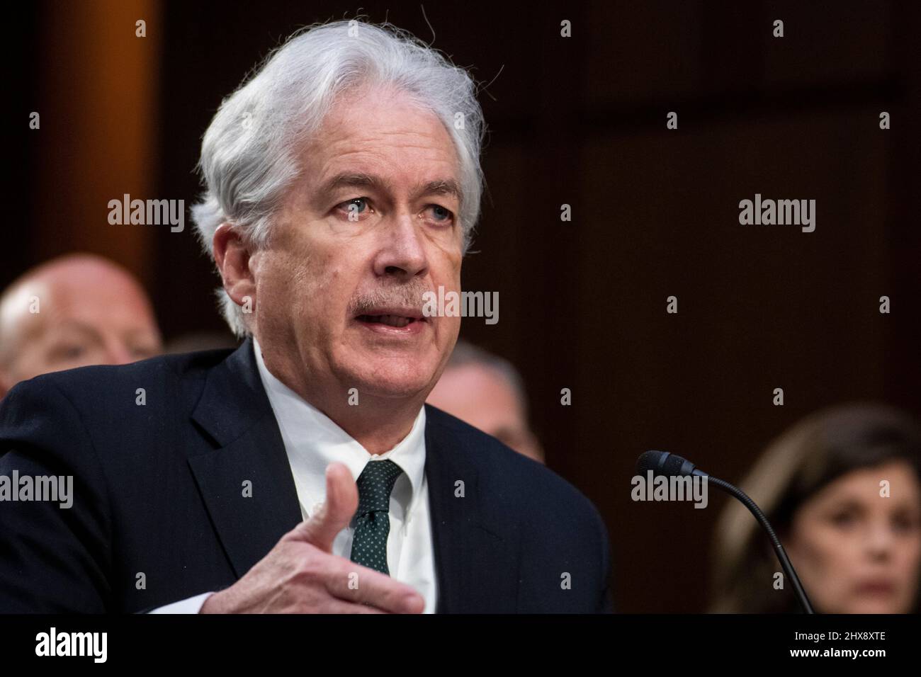 Washington DC, Stati Uniti. 10th Mar 2022. William Burns, Direttore dell'Agenzia Centrale di intelligenza risponde alle domande dei senatori durante un'audizione del Comitato di selezione del Senato sull'intelligenza per esaminare le minacce di tutto il mondo, nell'edificio dell'ufficio del Senato di Hart a Washington, DC, Giovedi, 10 marzo 2022. Credit: Rod Lammey/CNP/dpa/Alamy Live News Foto Stock