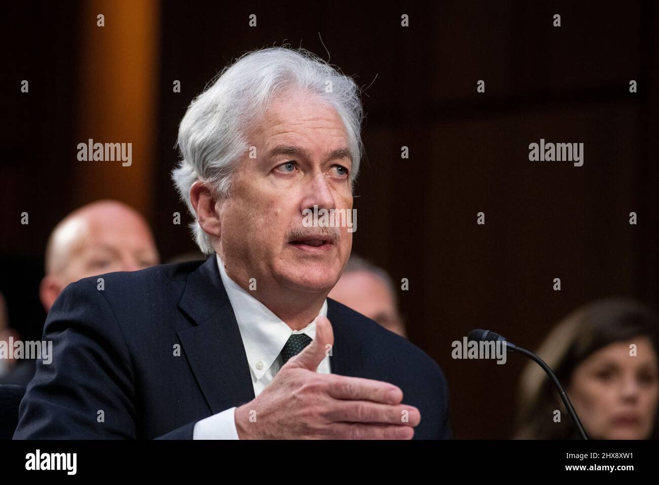 Washington DC, Stati Uniti. 10th Mar 2022. William Burns, Direttore dell'Agenzia Centrale di intelligenza risponde alle domande dei senatori durante un'audizione del Comitato di selezione del Senato sull'intelligenza per esaminare le minacce di tutto il mondo, nell'edificio dell'ufficio del Senato di Hart a Washington, DC, Giovedi, 10 marzo 2022. Credit: Rod Lammey/CNP/dpa/Alamy Live News Foto Stock