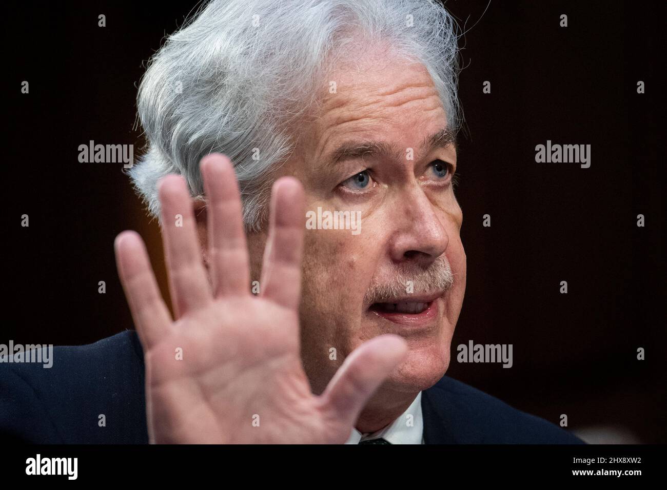 Washington DC, Stati Uniti. 10th Mar 2022. William Burns, Direttore dell'Agenzia Centrale di intelligenza risponde alle domande dei senatori durante un'audizione del Comitato di selezione del Senato sull'intelligenza per esaminare le minacce di tutto il mondo, nell'edificio dell'ufficio del Senato di Hart a Washington, DC, Giovedi, 10 marzo 2022. Credit: Rod Lammey/CNP/dpa/Alamy Live News Foto Stock
