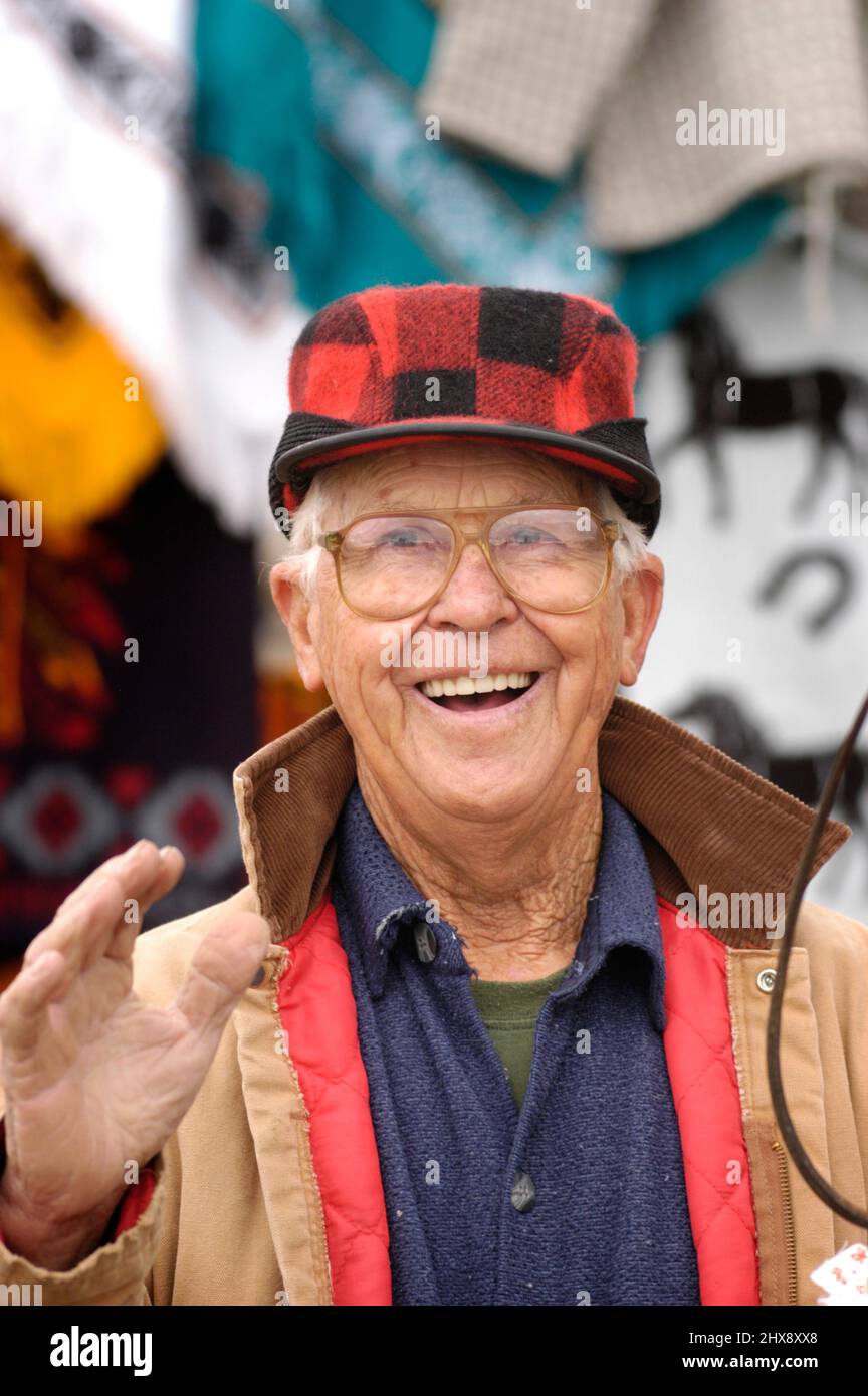 Coltivatore a swap meet in Paese Amish di Ohio, vendita di ciò che egli ha per i redditi in caduta dell'anno di coltivazione Foto Stock