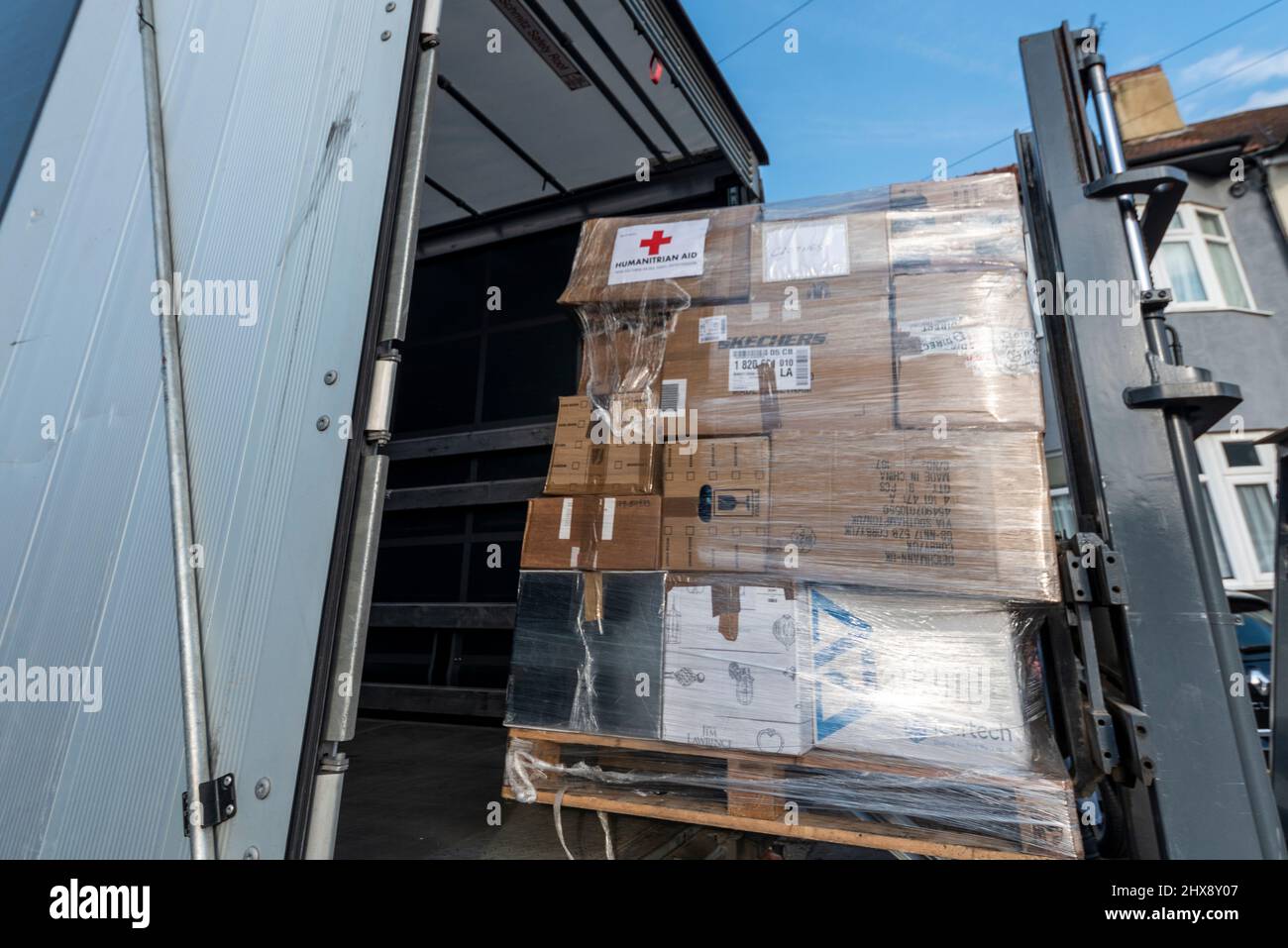 Southend on Sea, Essex, Regno Unito. 10th Mar 2022. Un ristorante polacco a Westcliff on Sea ha condotto una campagna per donazioni da parte dei residenti locali per il trasporto in Polonia per aiutare i rifugiati ucraini in cerca di sicurezza nel paese. Il ristorante, domowe Obiady U Babci, ha organizzato, confezionato e pallettizzato le donazioni in un magazzino donato nella vicina Southend, e oggi ha caricato un secondo carico articolato di camion per il trasporto, con più da seguire. Il costo del trasporto è stato coperto dalla sponsorizzazione, che si dirige verso l'ente di beneficenza Moja Ucraina in Polonia. Autocarro di carico Foto Stock