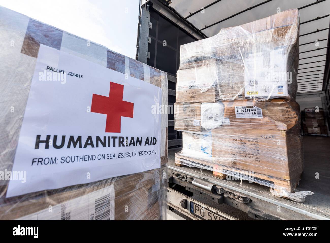 Southend on Sea, Essex, Regno Unito. 10th Mar 2022. Un ristorante polacco a Westcliff on Sea ha condotto una campagna per donazioni da parte dei residenti locali per il trasporto in Polonia per aiutare i rifugiati ucraini in cerca di sicurezza nel paese. Il ristorante, domowe Obiady U Babci, ha organizzato, confezionato e pallettizzato le donazioni in un magazzino donato nella vicina Southend, e oggi ha caricato un secondo carico articolato di camion per il trasporto, con più da seguire. Il costo del trasporto è stato coperto dalla sponsorizzazione, che si dirige verso l'ente di beneficenza Moja Ucraina in Polonia. Caricamento pallet Foto Stock