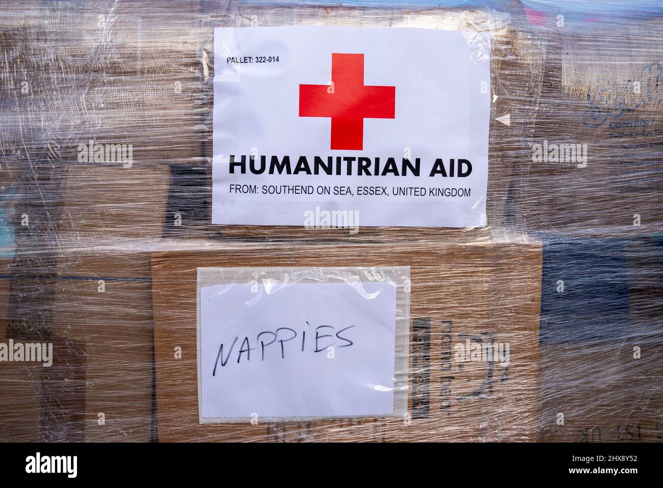Southend on Sea, Essex, Regno Unito. 10th Mar 2022. Un ristorante polacco a Westcliff on Sea ha condotto una campagna per donazioni da parte dei residenti locali per il trasporto in Polonia per aiutare i rifugiati ucraini in cerca di sicurezza nel paese. Il ristorante, domowe Obiady U Babci, ha organizzato, confezionato e pallettizzato le donazioni in un magazzino donato nella vicina Southend, e oggi ha caricato un secondo carico articolato di camion per il trasporto, con più da seguire. Il costo del trasporto è stato coperto dalla sponsorizzazione, che si dirige verso l'ente di beneficenza Moja Ucraina in Polonia. Pannolini per bambini Foto Stock