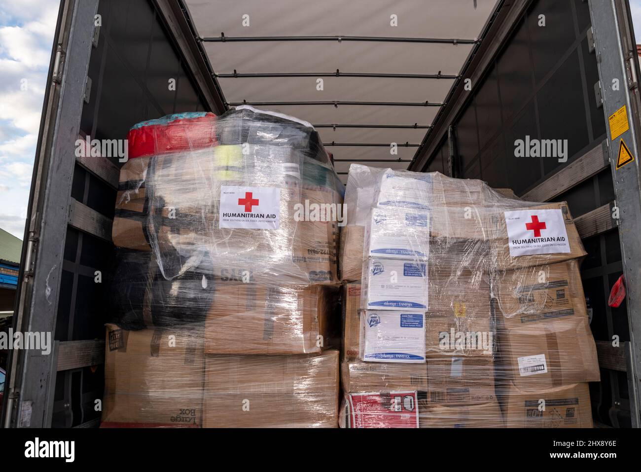 Southend on Sea, Essex, Regno Unito. 10th Mar 2022. Un ristorante polacco a Westcliff on Sea ha condotto una campagna per donazioni da parte dei residenti locali per il trasporto in Polonia per aiutare i rifugiati ucraini in cerca di sicurezza nel paese. Il ristorante, domowe Obiady U Babci, ha organizzato, confezionato e pallettizzato le donazioni in un magazzino donato nella vicina Southend, e oggi ha caricato un secondo carico articolato di camion per il trasporto, con più da seguire. Il costo del trasporto è stato coperto dalla sponsorizzazione, che si dirige verso l'ente di beneficenza Moja Ucraina in Polonia. Autocarro carico Foto Stock