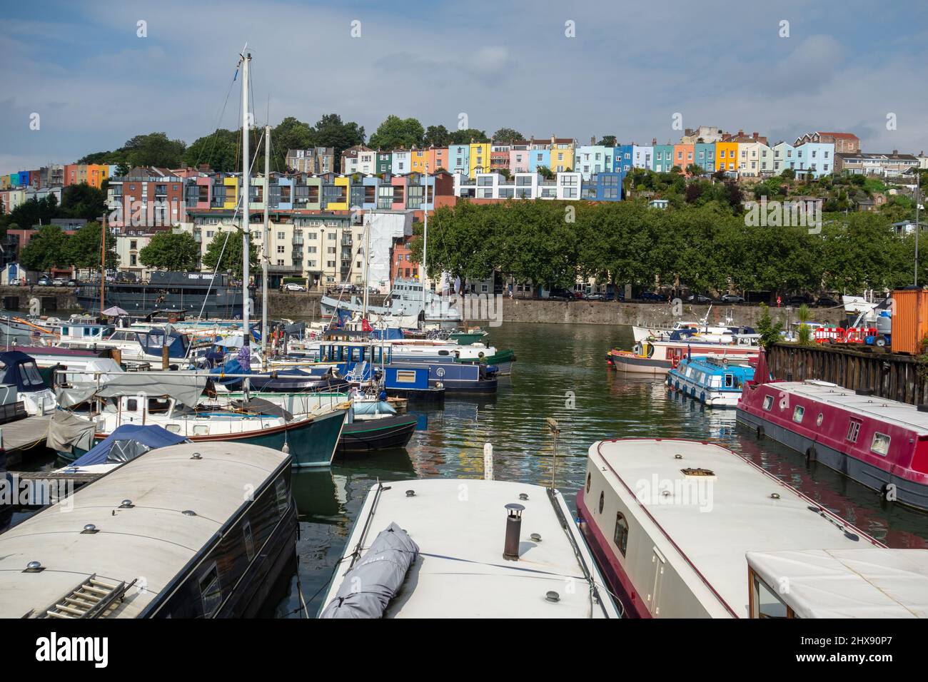 BRISTOL, UK - 18 SETTEMBRE 2021 Bristol Floating Harbour area, case colorate e barche strette Foto Stock