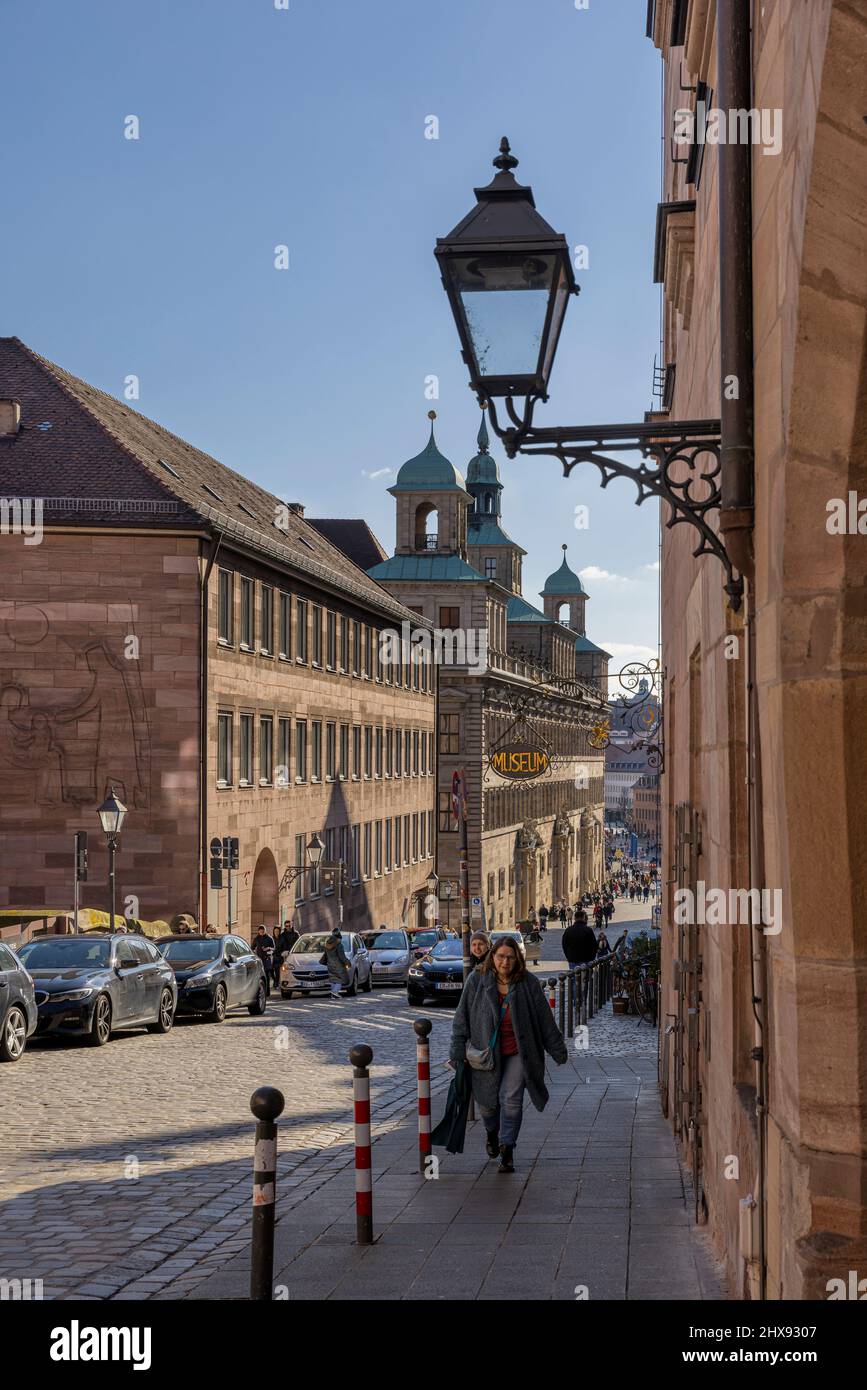 Persone che camminano su vicoli stretti tra edifici storici nella città vecchia di Norimberga Foto Stock
