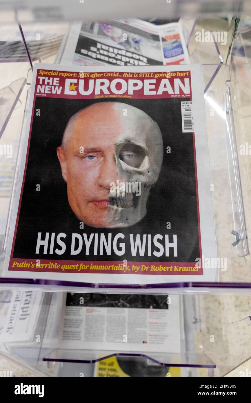 Il nuovo titolo del giornale europeo 'il suo desiderio morente' Putin volto cranio in prima pagina edicola durante la guerra Russia Ucraina 10 marzo 2022 a Londra UK Foto Stock
