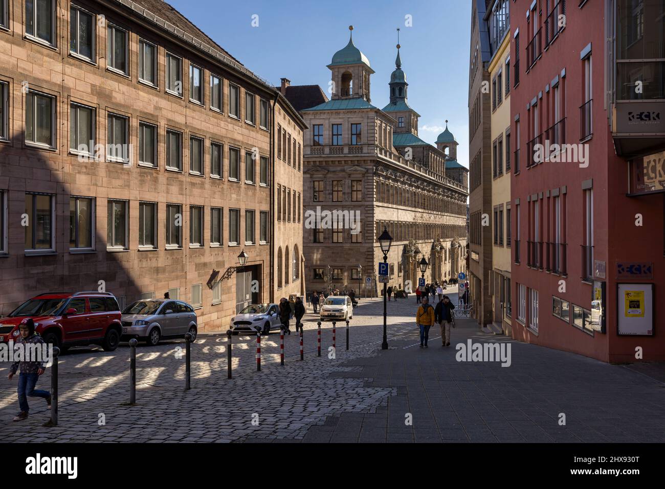 Persone che camminano su vicoli stretti tra edifici storici nella città vecchia di Norimberga Foto Stock
