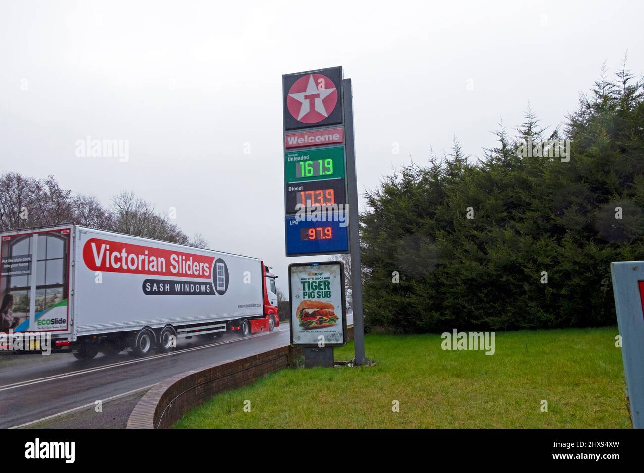 I prezzi della benzina sulla stazione Texaco firmano senza piombo 161,9 per litro diesel 173,9 per litro il 10 marzo 2022 camion nel Carmarthenshire Galles Regno Unito KATHY DEWITT Foto Stock