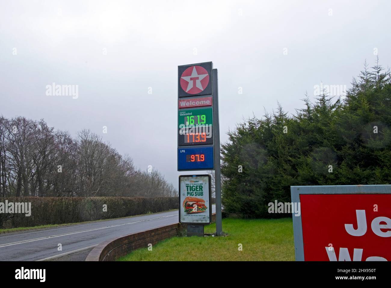 I prezzi della benzina sulla stazione Texaco firmano senza piombo 161,9 per litro diesel 173,9 per litro il 10 marzo 2022 nel Carmarthenshire Galles Regno Unito KATHY DEWITT Foto Stock