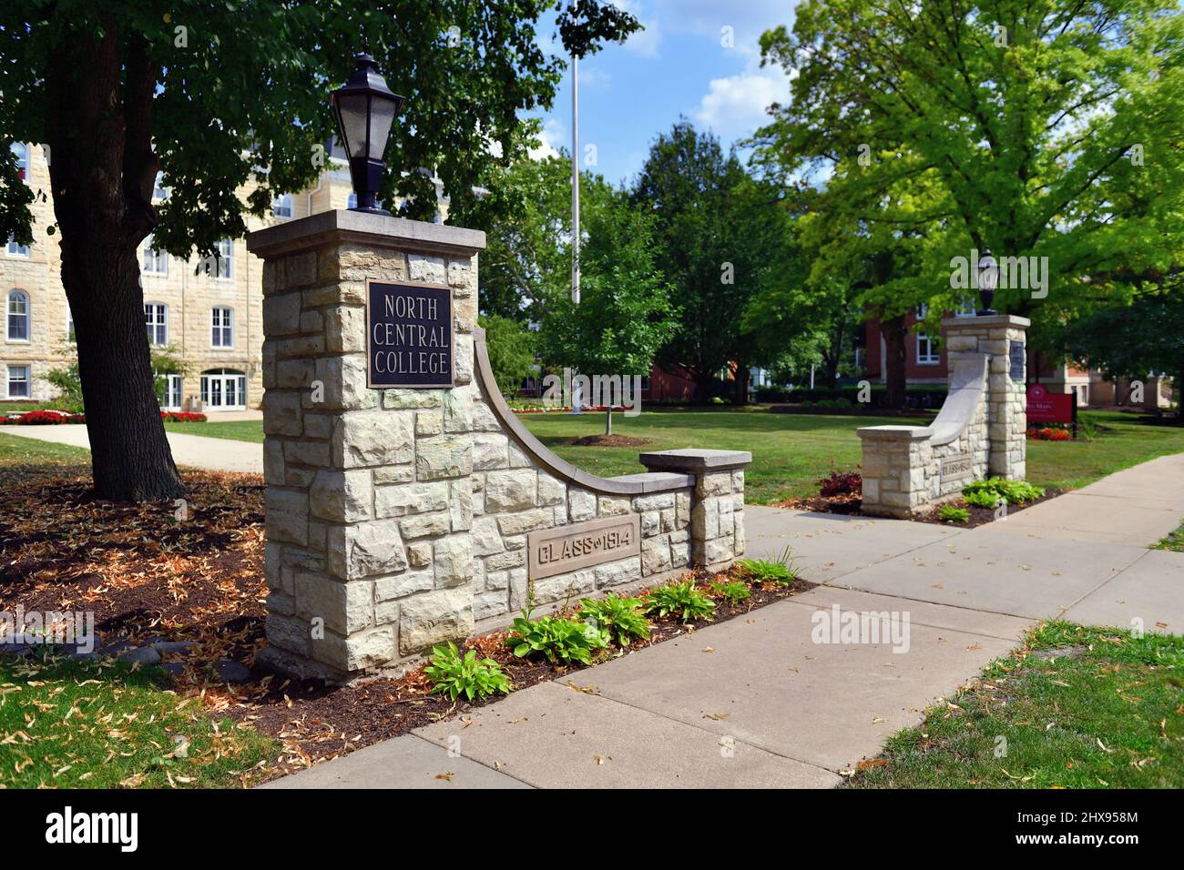 Naperville, Illinois, Stati Uniti. Portali d'ingresso che fronteggia il Vecchio meno al North Central College. La scuola è stata fondata nel 1861. Foto Stock