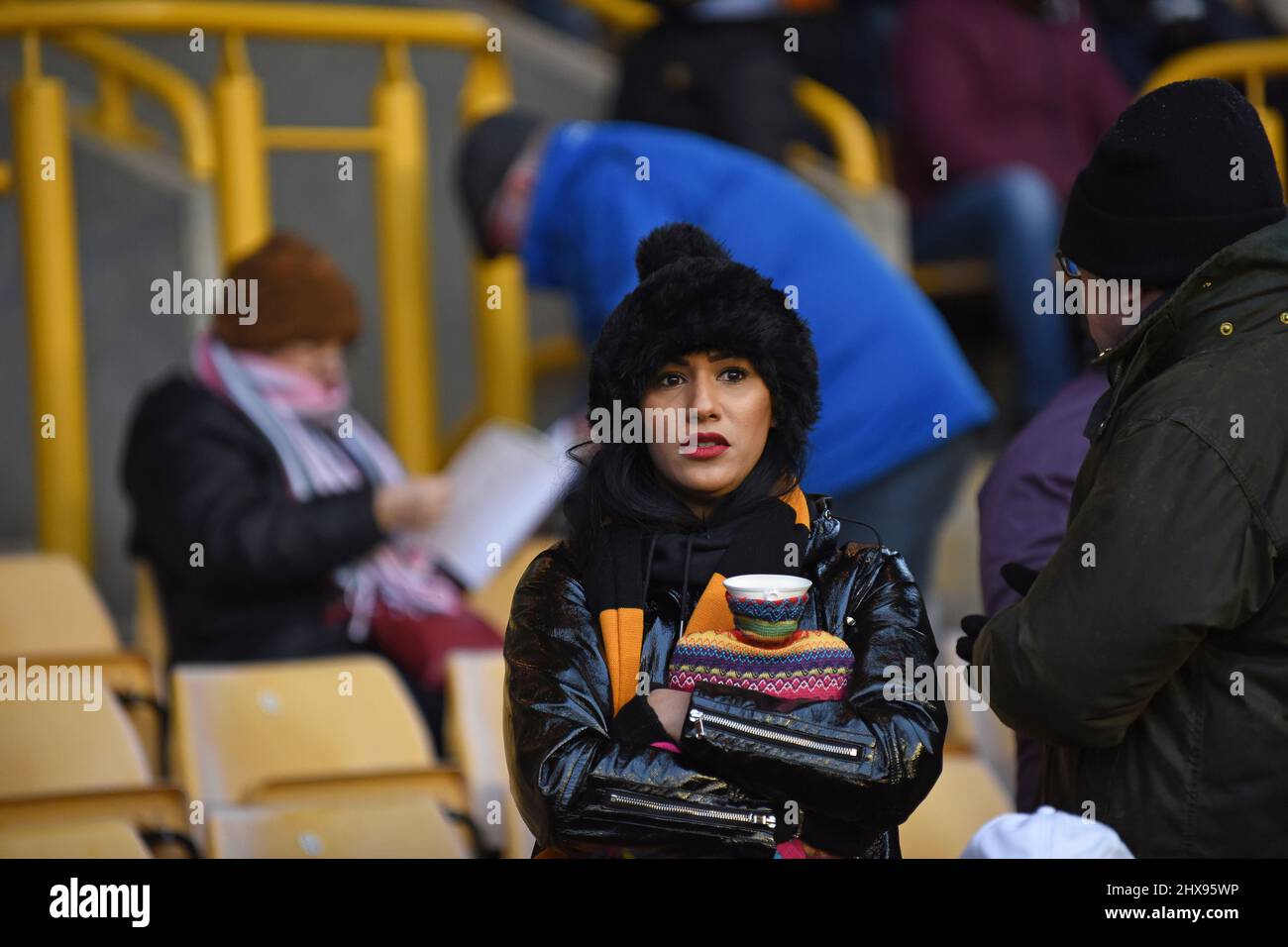 Tifoso di calcio che sente il freddo e mantiene caldo con una bottiglia d'acqua calda. Wolverhampton Wanderers / Nottingham Forest a Molineux 20/01/2018 "bottiglia d'acqua calda" Foto Stock