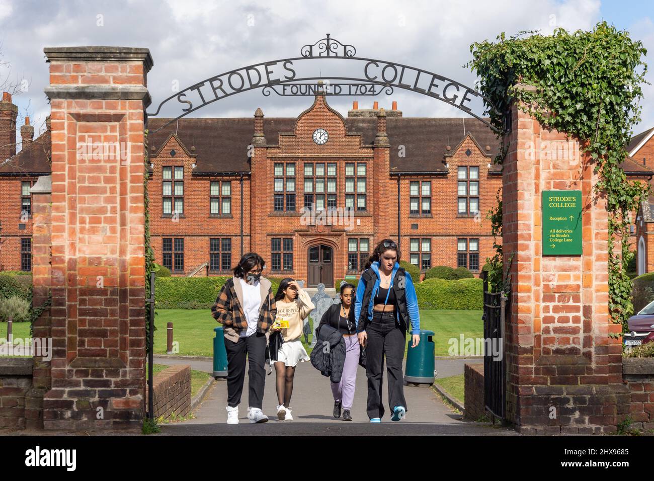 Studenti che lasciano lo Strode's College, High Street, Egham, Surrey, Inghilterra, Regno Unito Foto Stock