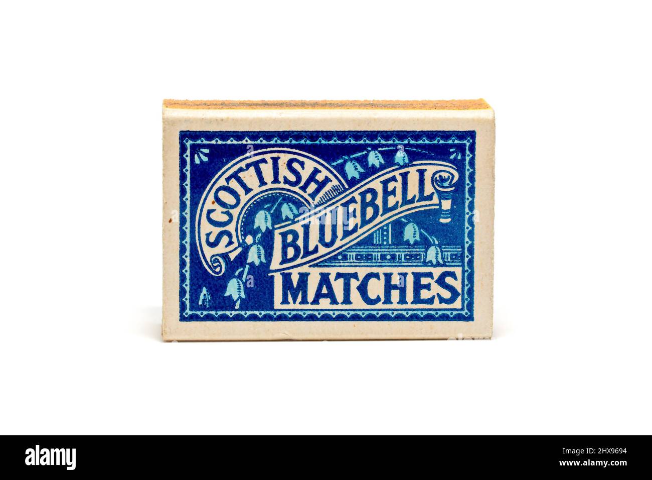 Primo piano di una vecchia scatola di cartone, brandizzata come Scottish Bluebell Matches, prodotta da Bryant e May, isolata su sfondo bianco. Foto Stock