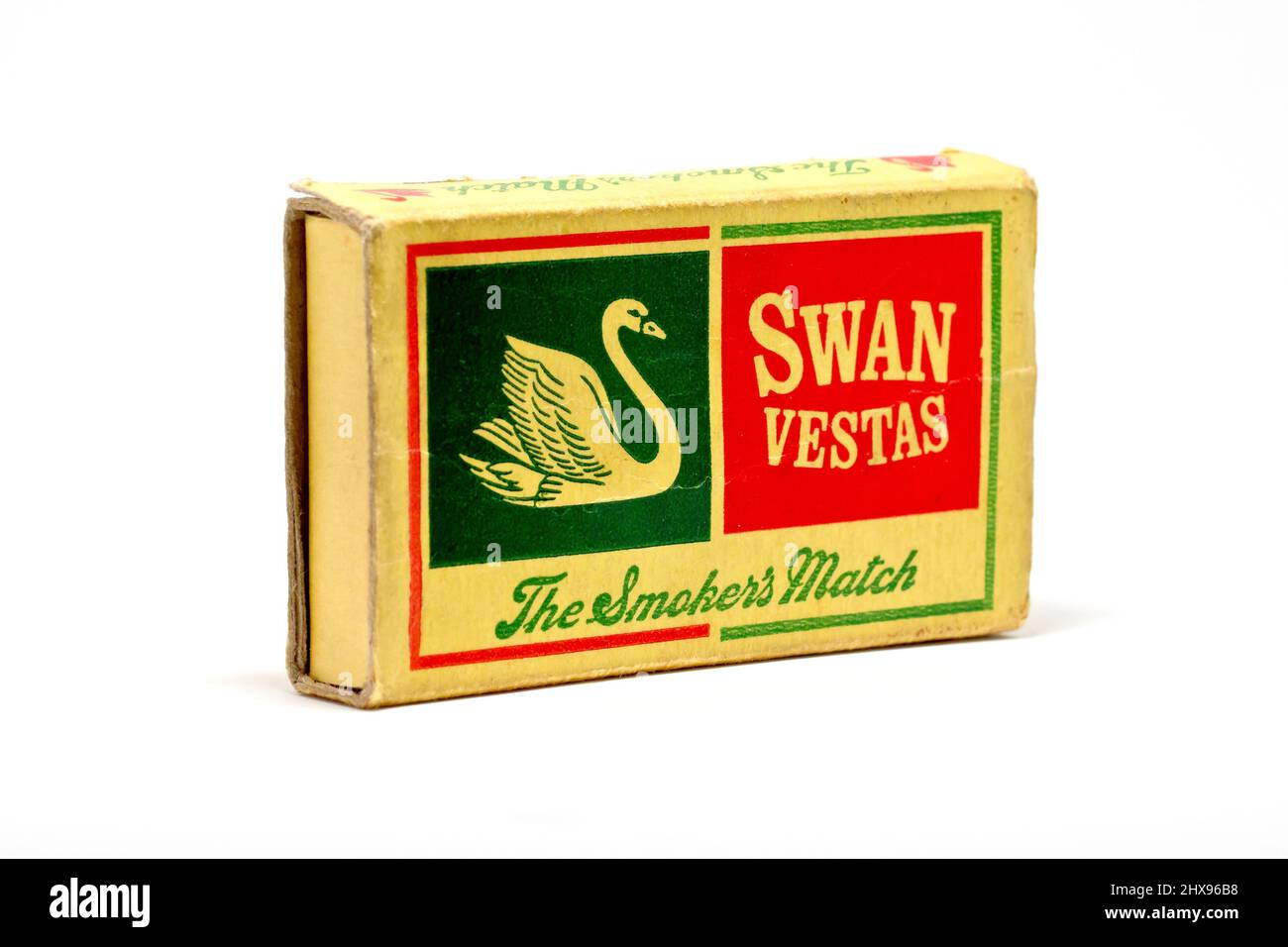 Primo piano della vita di un vecchio matchbox di cartone, con il marchio Swan Vestas, prodotto da Bryant e May, isolato su sfondo bianco. Foto Stock