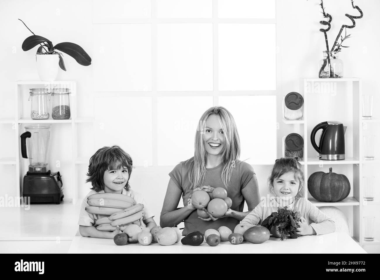 Grandi tazze bianche in mani femminili e del bambino. Colazione in  famiglia, dettagli Foto stock - Alamy