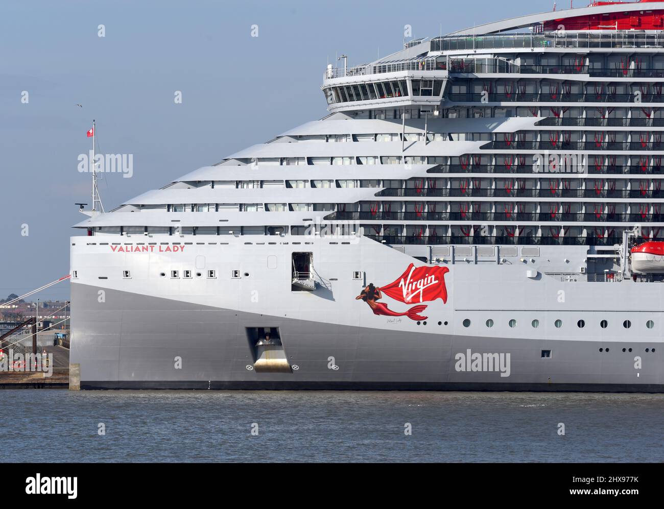 10/03/2022 River Thames Gravesend Regno Unito Virgin Voyages nuova nave da crociera Valiant Lady fa il suo debutto sul Tamigi questa mattina accompagnato da una spe Foto Stock