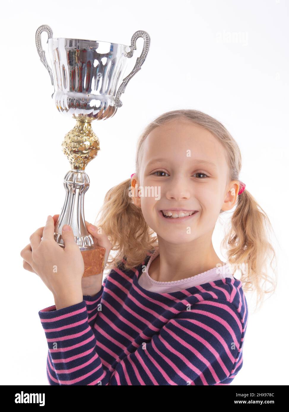 Trophy Cup nelle mani di una ragazza carina vincente. Vincere una competizione e vincere il primo posto in una gara. Foto Stock