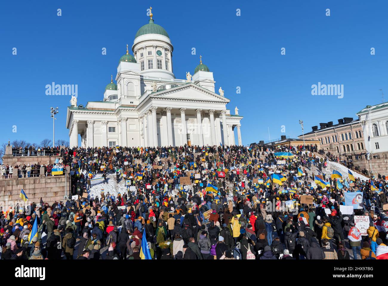 Helsinki, Finlandia - 26 febbraio 2022: Migliaia di manifestanti in un raduno contro l’aggressione militare e l’occupazione della Russia nella piazza del Senato a d Foto Stock