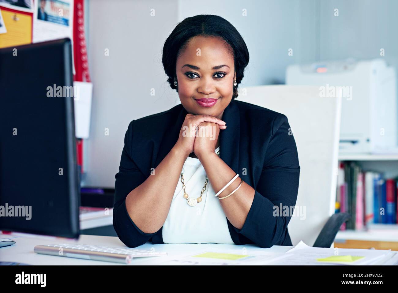 Ceneri una storia di successo nel fare. Ritratto di una giovane donna d'affari che lavora alla sua scrivania. Foto Stock