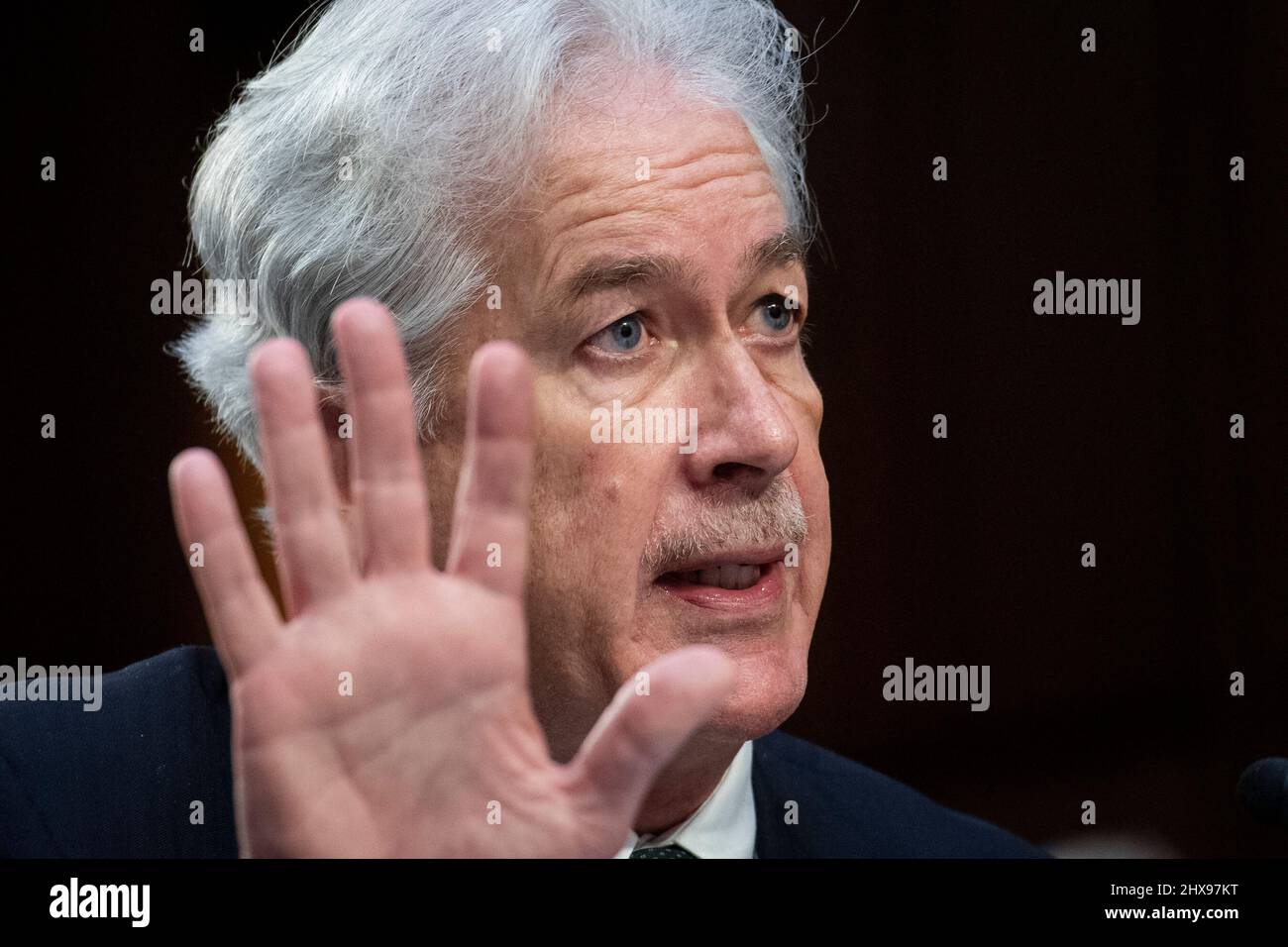 Washington DC, Stati Uniti. 10th Mar 2022. William Burns, Direttore dell'Agenzia Centrale di intelligenza risponde alle domande dei senatori durante un'audizione del Comitato di selezione del Senato sull'intelligenza per esaminare le minacce di tutto il mondo, nell'edificio dell'ufficio del Senato di Hart a Washington, DC, Giovedi, 10 marzo 2022. Credit: Rod Lammey/CNP/dpa/Alamy Live News Foto Stock