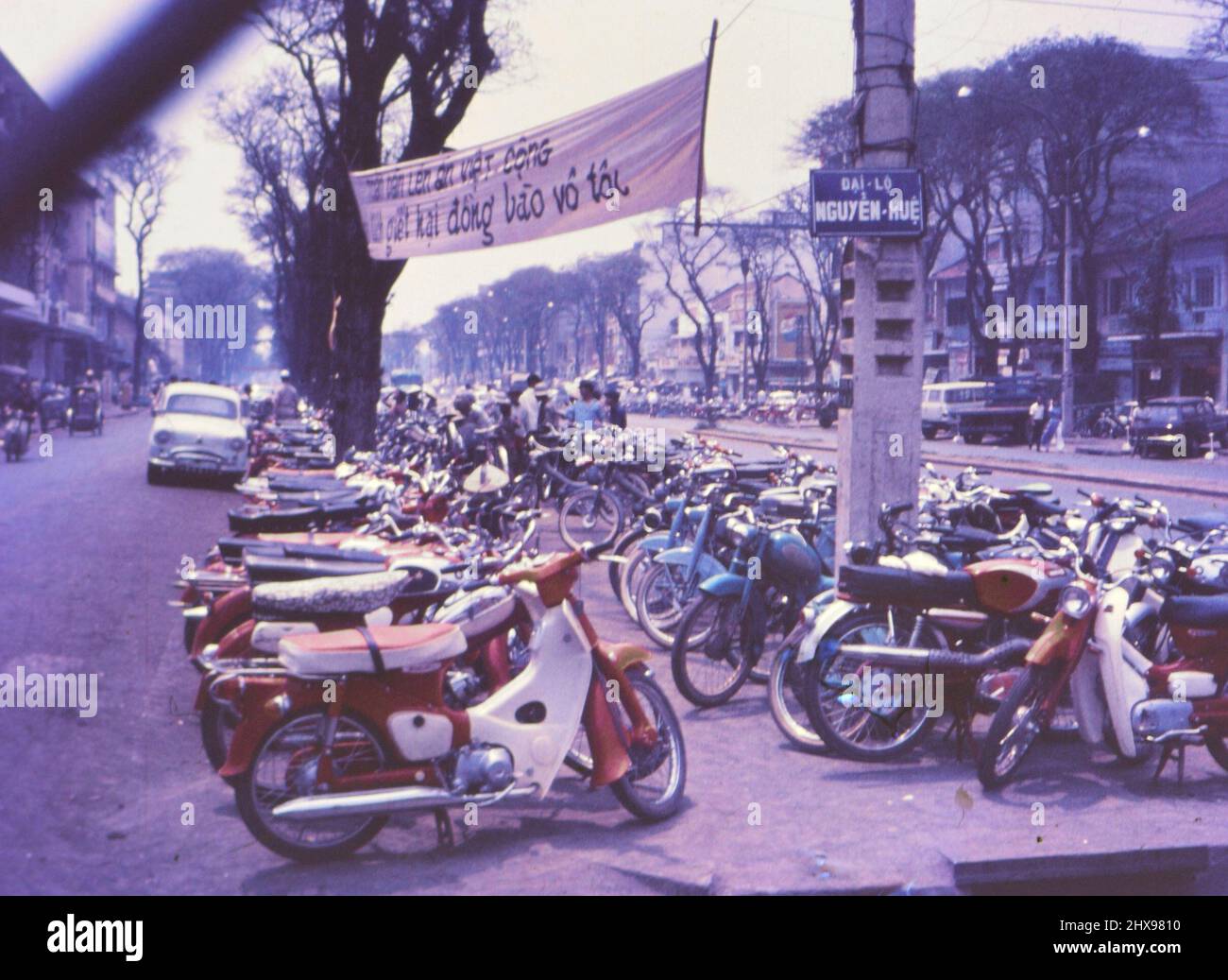 Scooter e motociclette piccole parcheggiate in una grande città del Vietnam ca. Possibilmente fine 1960s o inizio 1970s Foto Stock