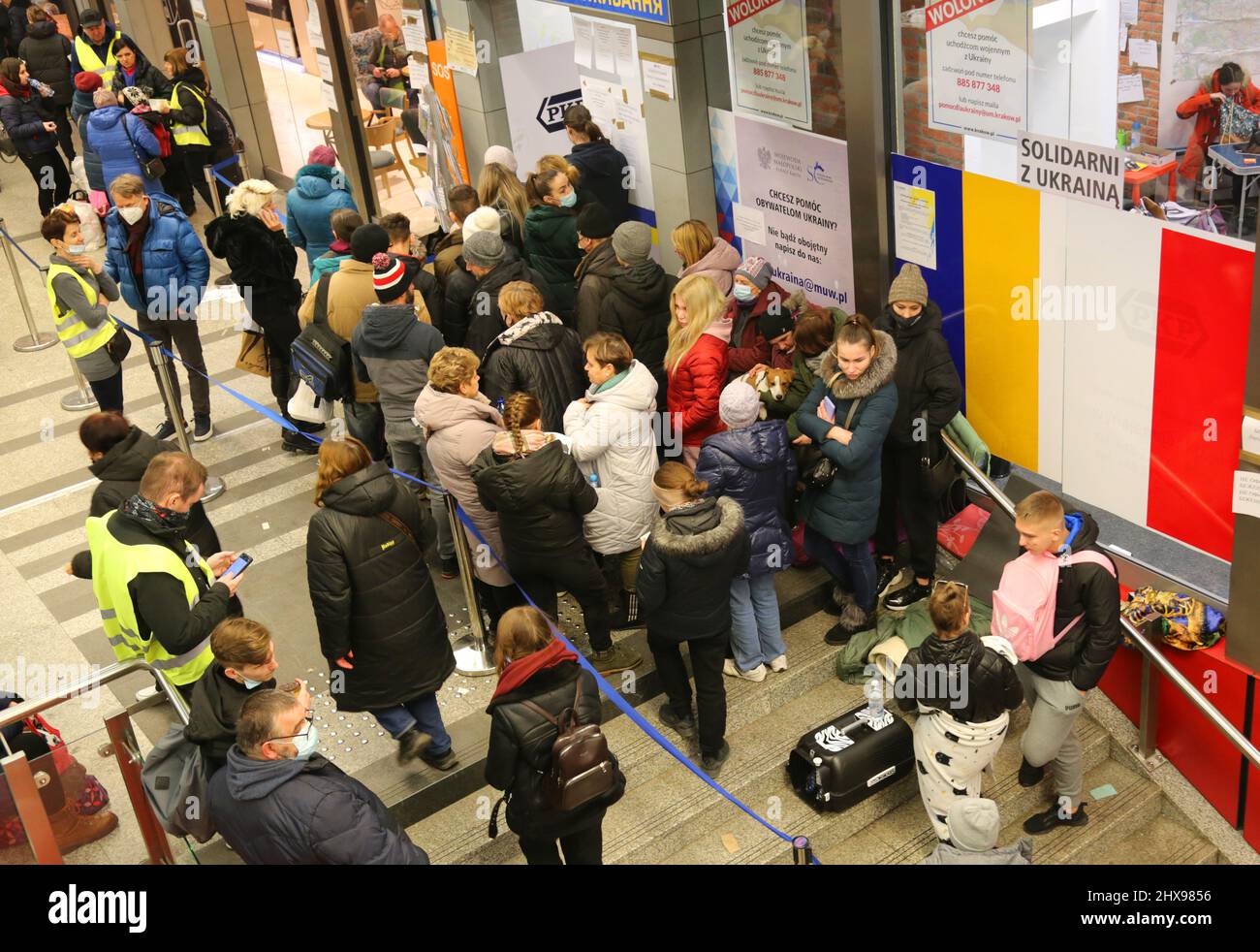 Cracovia. Cracovia. Polonia. I rifugiati ucraini, la maggior parte di loro donne e bambini si accampano nelle sale e nei corridoi della stazione ferroviaria. Alcuni di loro waiti Foto Stock