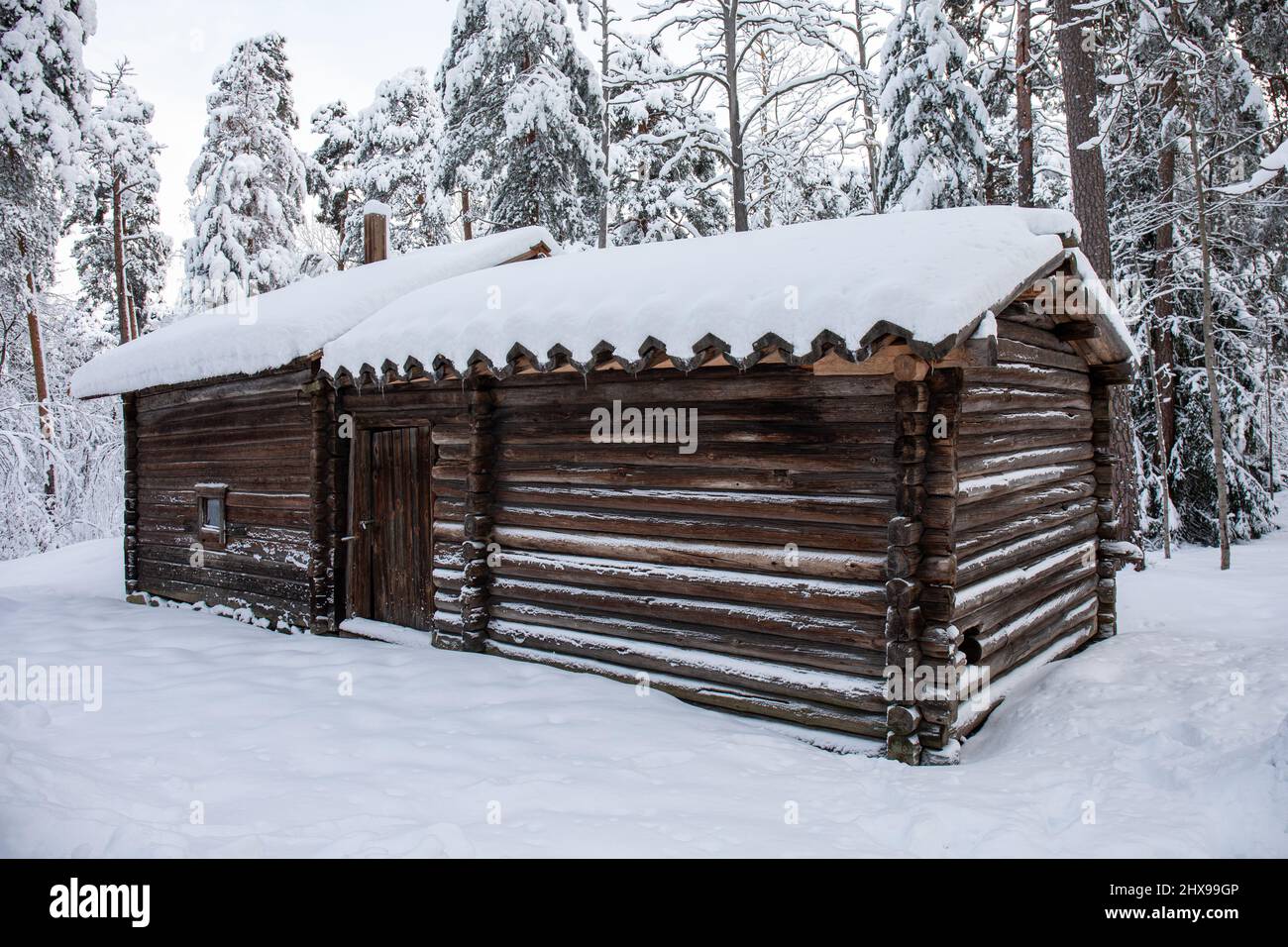 Sauna in tronchi con neve sul tetto nel Seurasaari Open-Air Museum, Helsinki, Finlandia Foto Stock