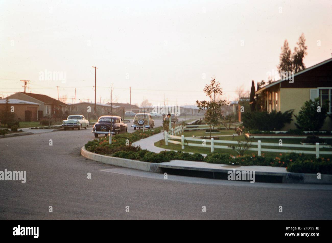Auto parcheggiate su strada di fronte a case in una suddivisione a metà del 1950s ca. 1954-1959 Foto Stock