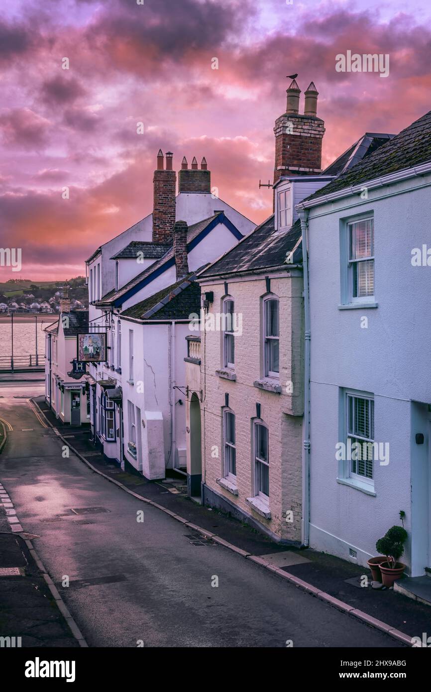 'Meeting Street', una delle strade strette che conducono alla banchina nel villaggio costiero di Appledore, nel Devon Nord. Foto Stock