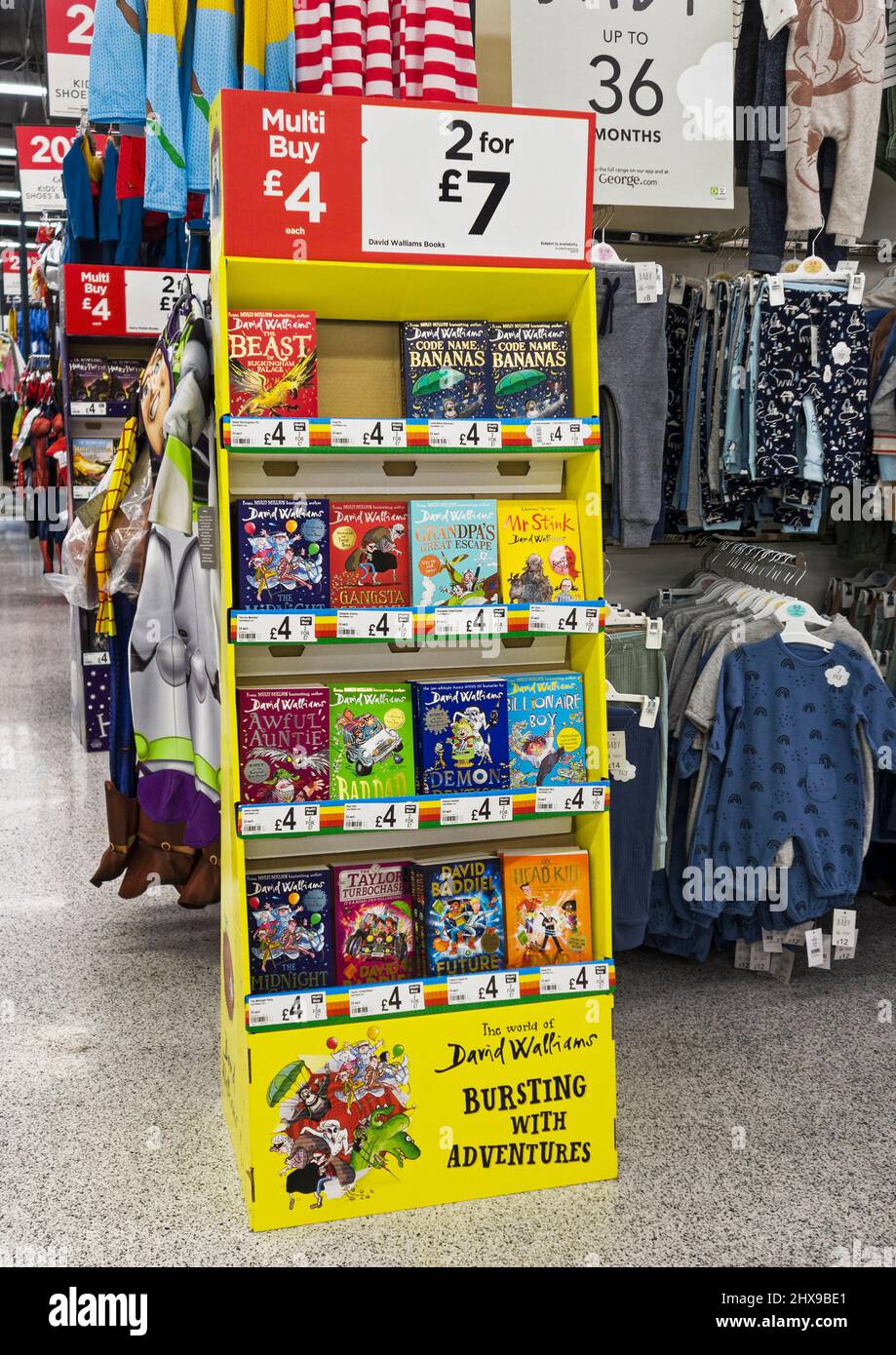 Libri per bambini in vendita in un supermercato del Regno Unito dall'autore David Walliams. Foto Stock