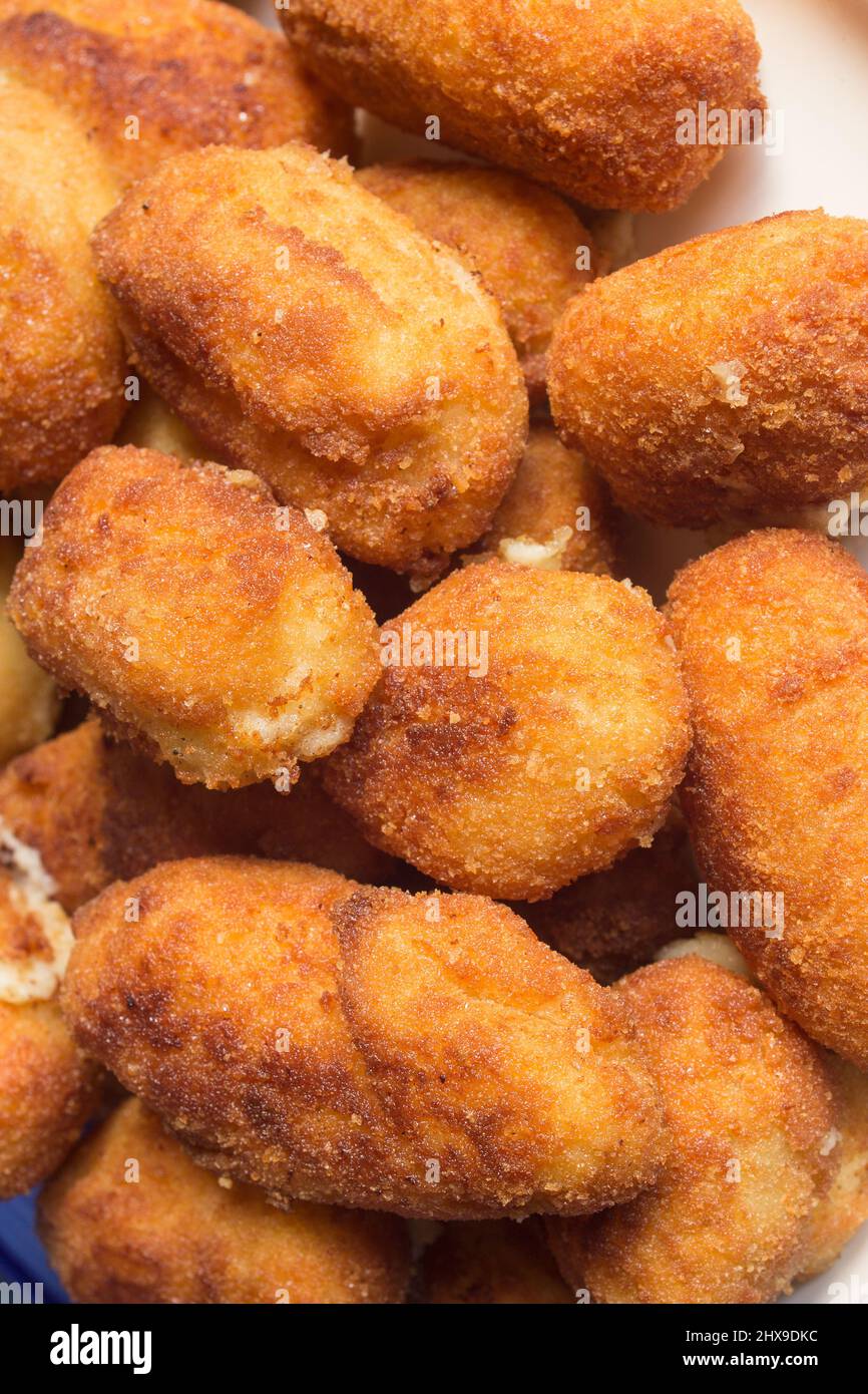 Primo piano di crocchette fritte. Background e cibo. Foto Stock
