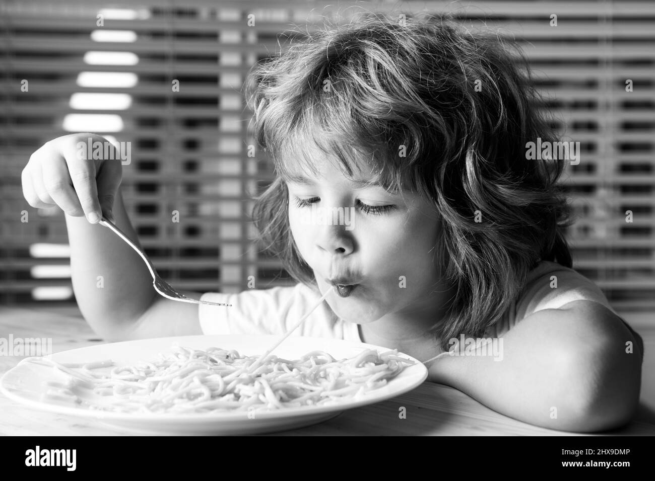 Bambino che mangia pasta Foto e Immagini Stock in Bianco e Nero - Alamy