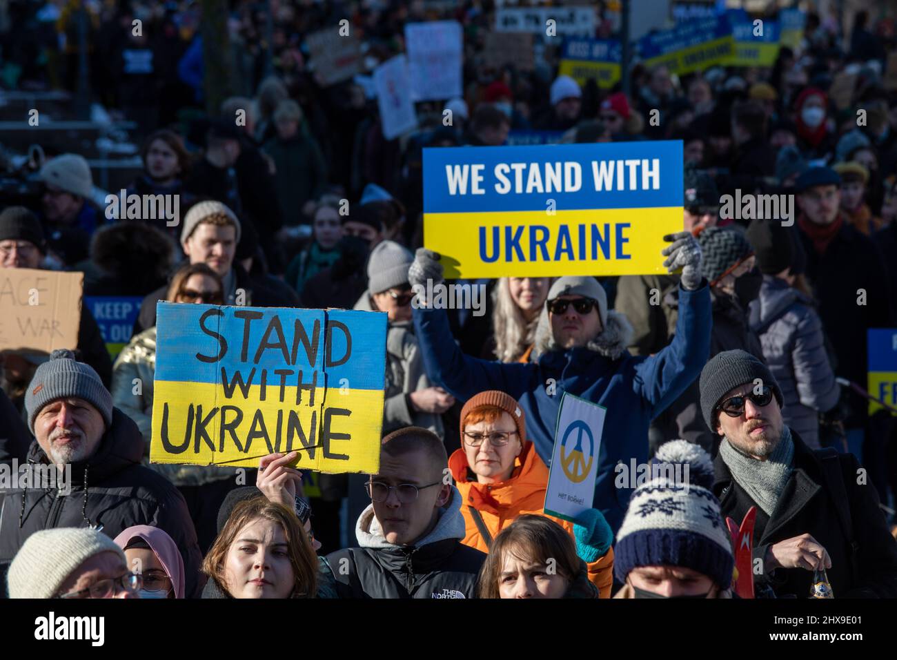 Siamo con l'Ucraina. Cartelli o cartelli per protesta contro l'invasione dell'Ucraina nel Parco Esplanadi, Helsinki, Finlandia. Foto Stock