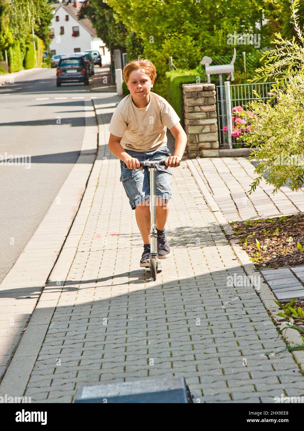 Il ragazzo ha divertimento scating su una paveway Foto Stock
