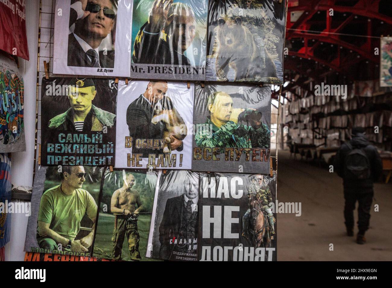 Regione di Mosca, Russia. 11th marzo, 2022 T-shirt con i ritratti di Vladimir Putin al banco del mercato dei souvenir sul territorio del Cremlino di Izmailovsky a Mosca, Russia Foto Stock