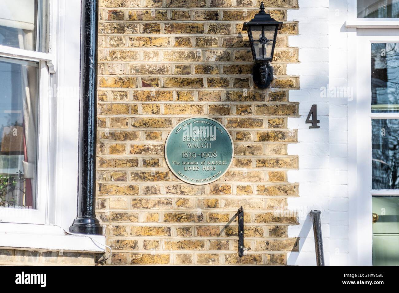 Targa per il reverendo Benjamin Waugh, fondatore di NSPCC, che ha vissuto qui, su una casa nella Cliff Town Conservation Area di Southend on Sea, Essex, Regno Unito Foto Stock