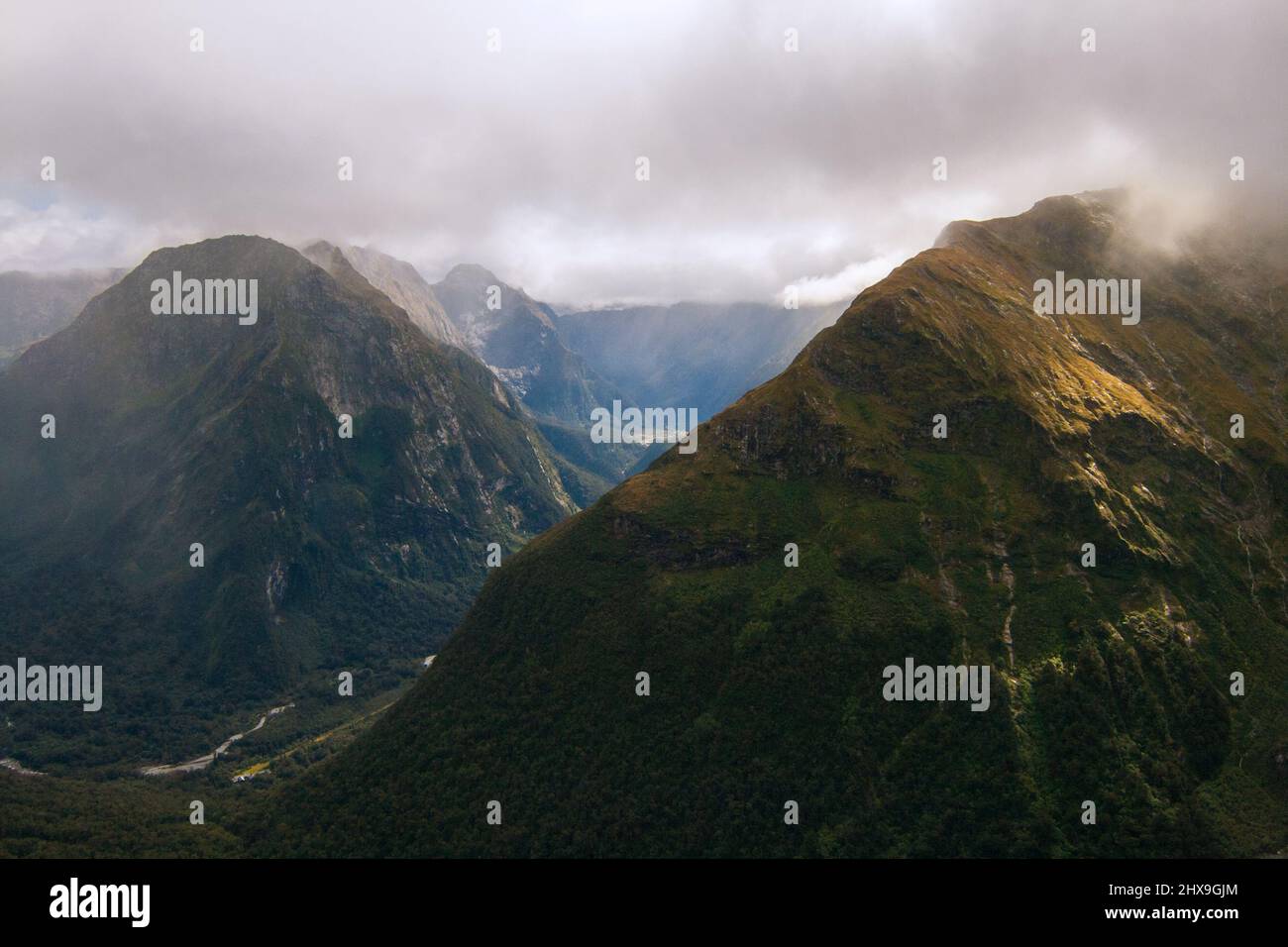 Fiordland Nuova Zelanda montagne in haze, Monte Elliot e Monte Pillans sopra Arthur Valley, Milford Track Foto Stock