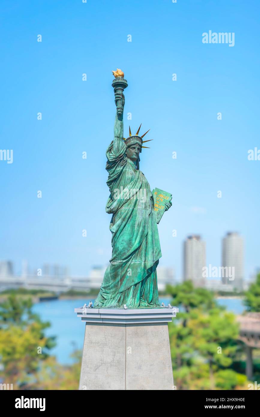 tokyo, giappone - Mars 02 2022: Statua della libertà replica che è circa 1/7th delle dimensioni dell'originale eretto nel 2000 dopo le commemorazioni del 't Foto Stock