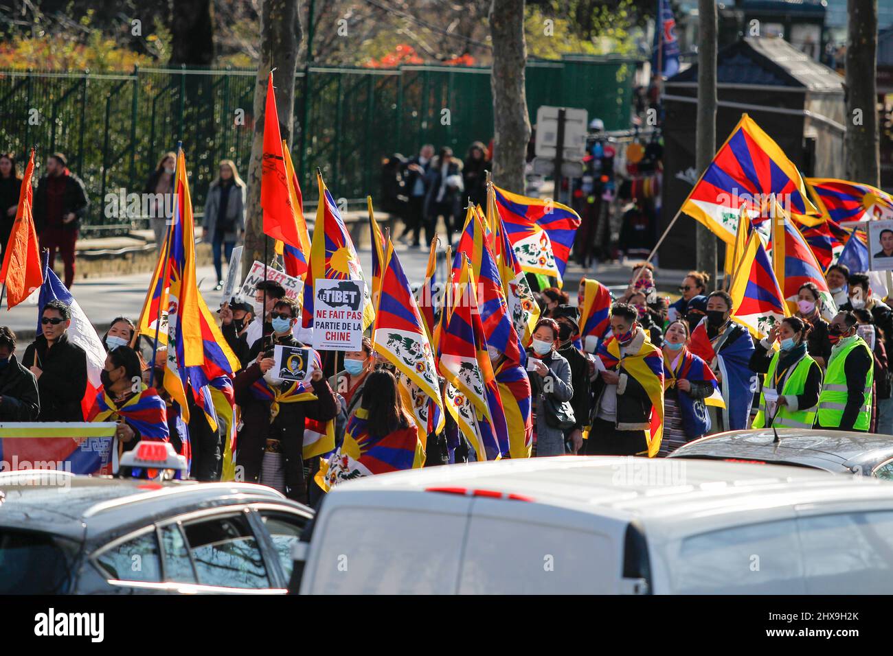 I tibetani e i sostenitori protestano a Parigi contro l'occupazione cinese del Tibet. 156 tibetani sono stati auto immolati fino ad oggi. Foto Stock
