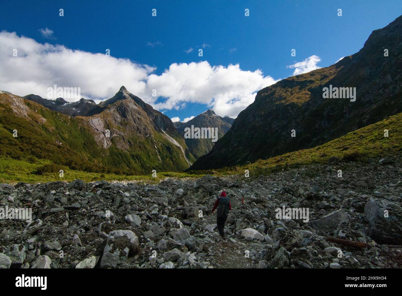 Escursioni a piedi dal Passo MacKinnon, Rocky Bed of Roaring Burn e Mount Hart in background Foto Stock