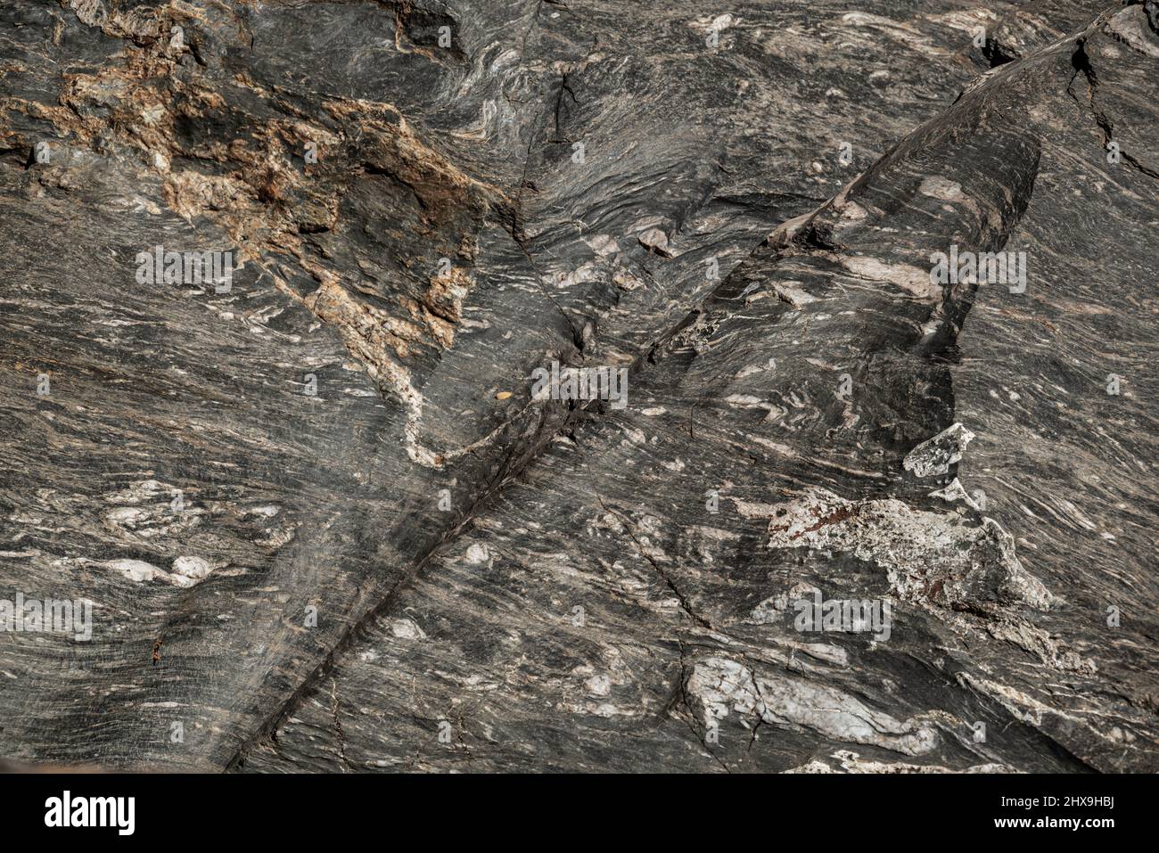 Primo piano di rocce lavate di ardesia nella valle del fiume Poqueira, Parco Nazionale della Sierra Nevada, Andalusia, Spagna Foto Stock