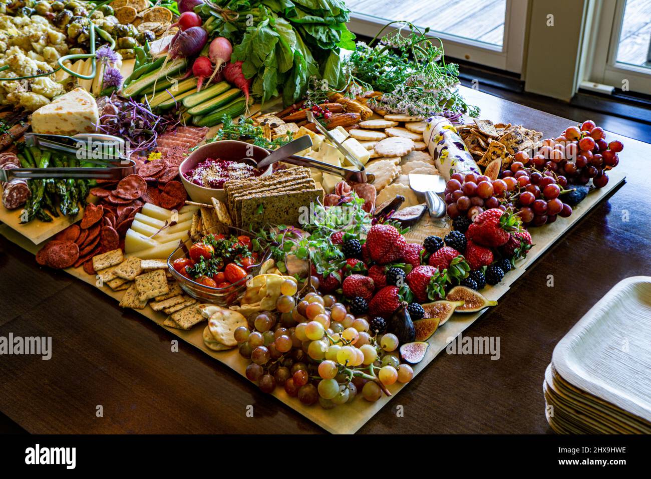Tavola di pascolo con varie salumi, frutta, verdura e formaggio Foto Stock