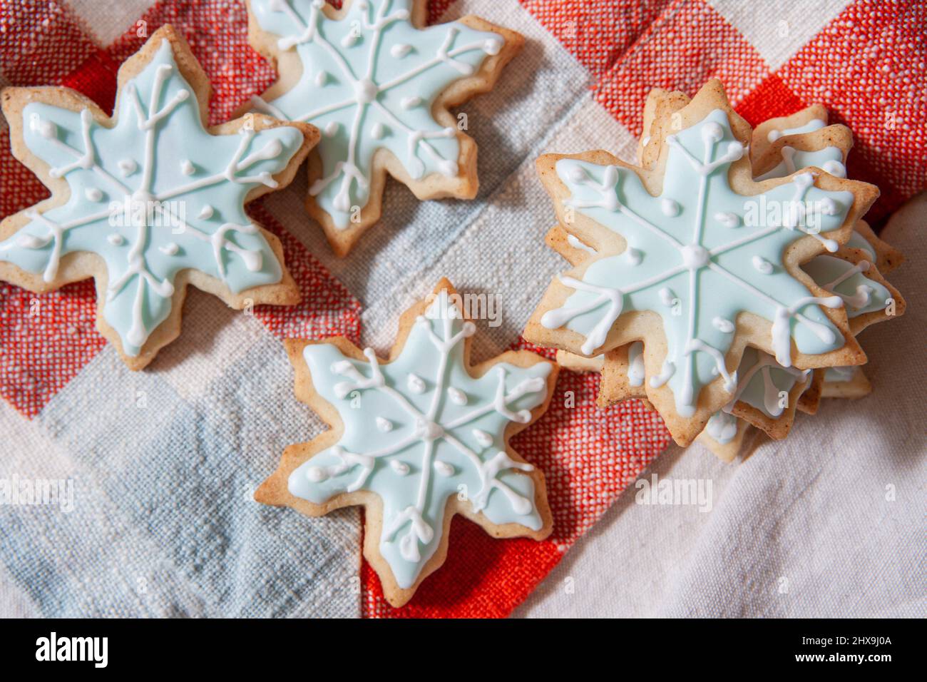 Vista ad angolo di quattro biscotti di Natale Foto Stock