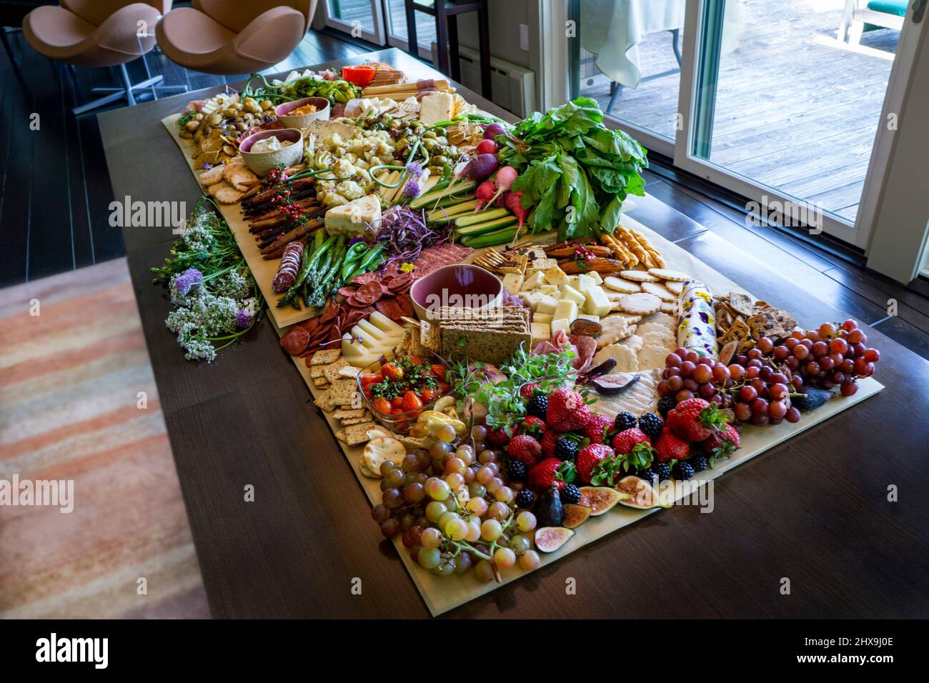 Tavola di pascolo con varie salumi, frutta, verdura e formaggio Foto Stock
