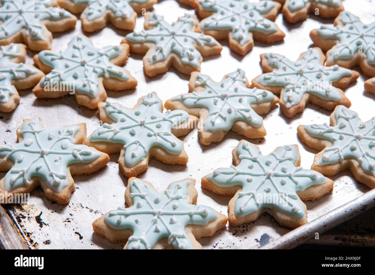 Biscotti di Natale su foglio di cottura Foto Stock