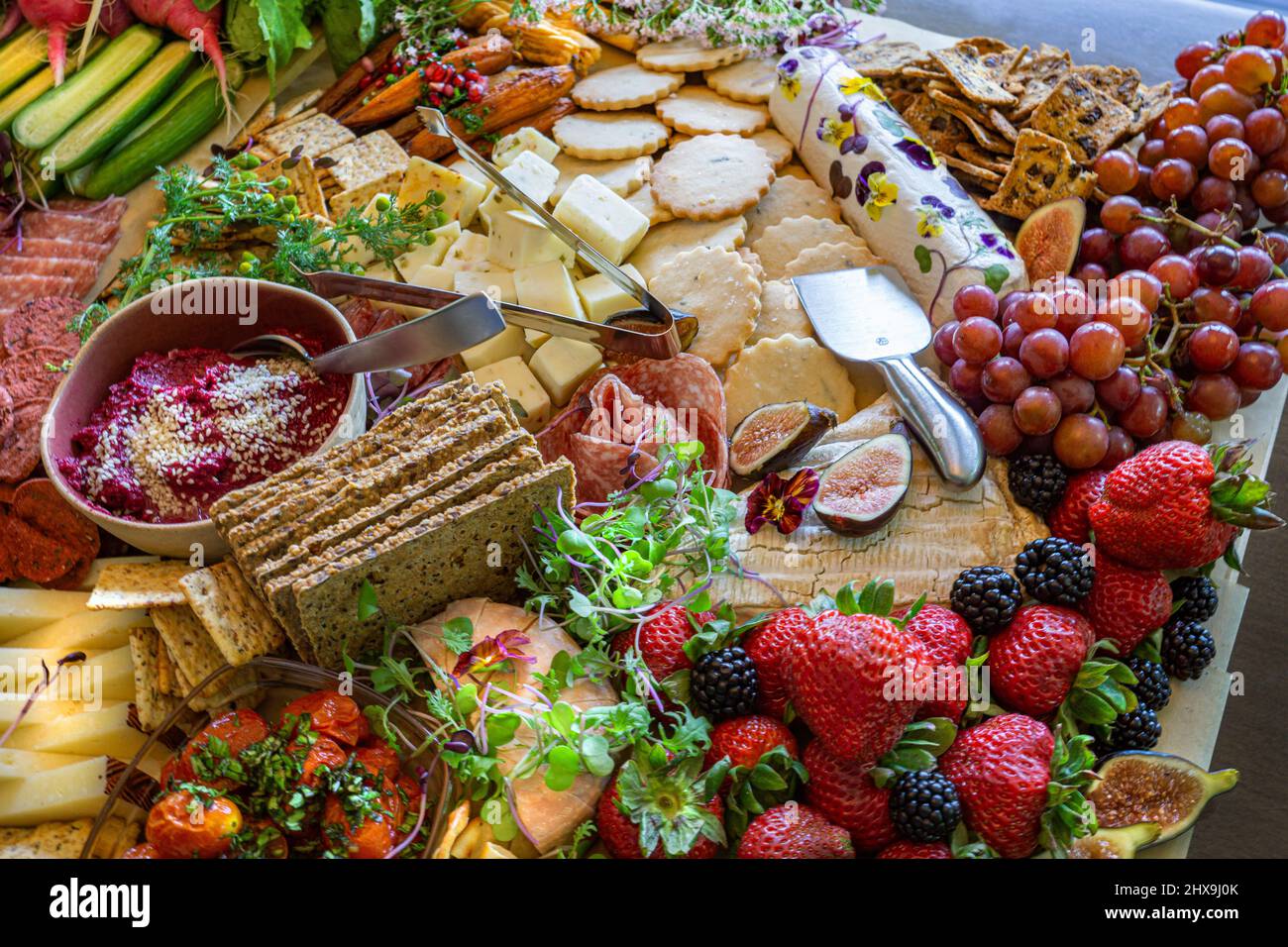 Alto angolo di vista del bordo di pascolo con varie Charcuterie, frutta, verdure e formaggio Foto Stock